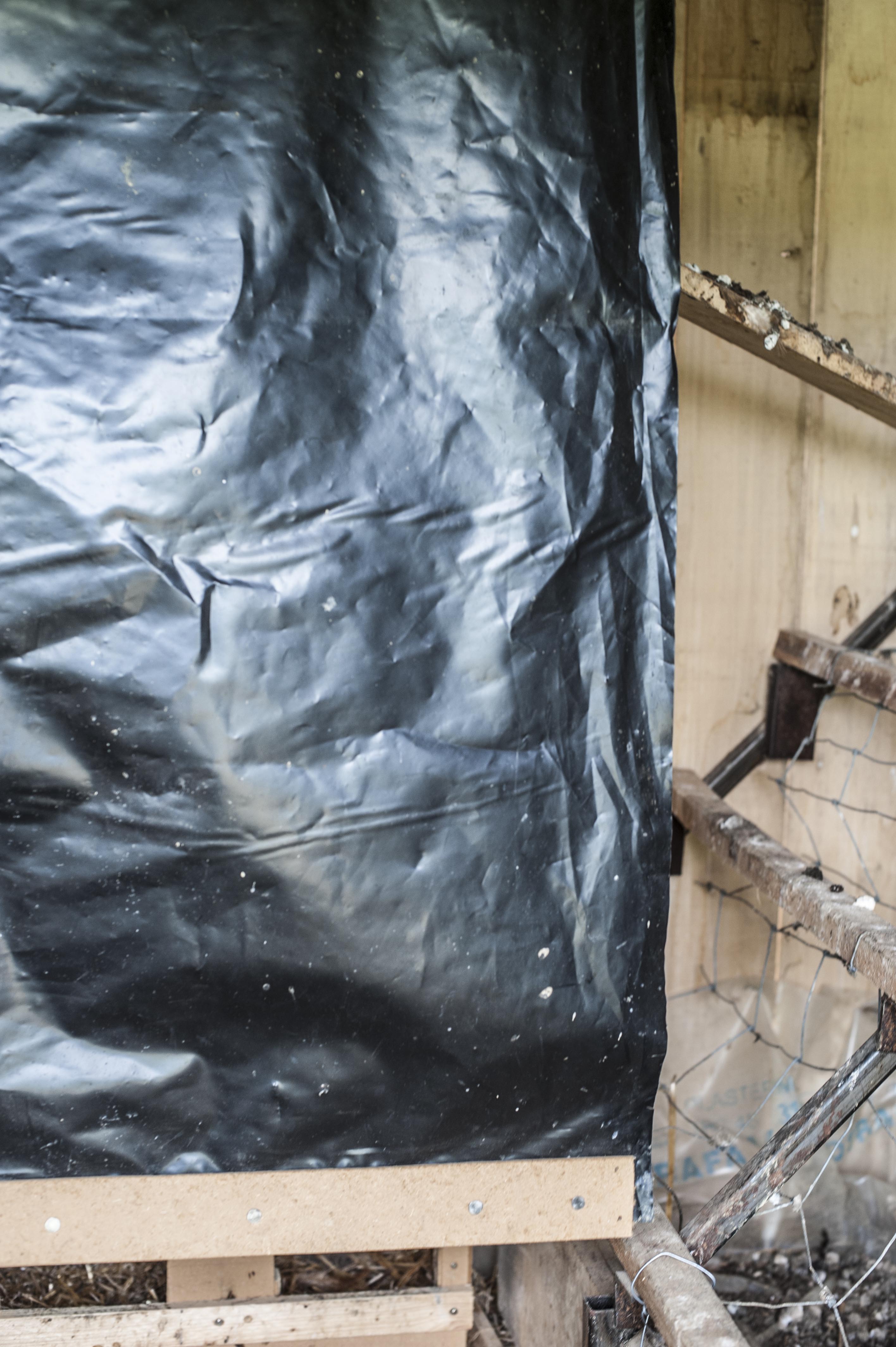 Voile noir en bâche lestée devant les nichoirs