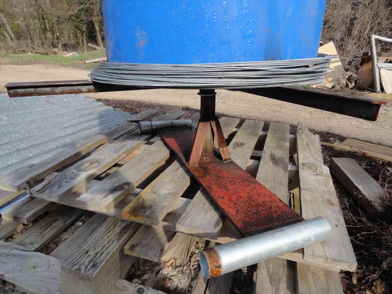 Vue des tubes permettant d'y insérer la fourche d'un tracteur