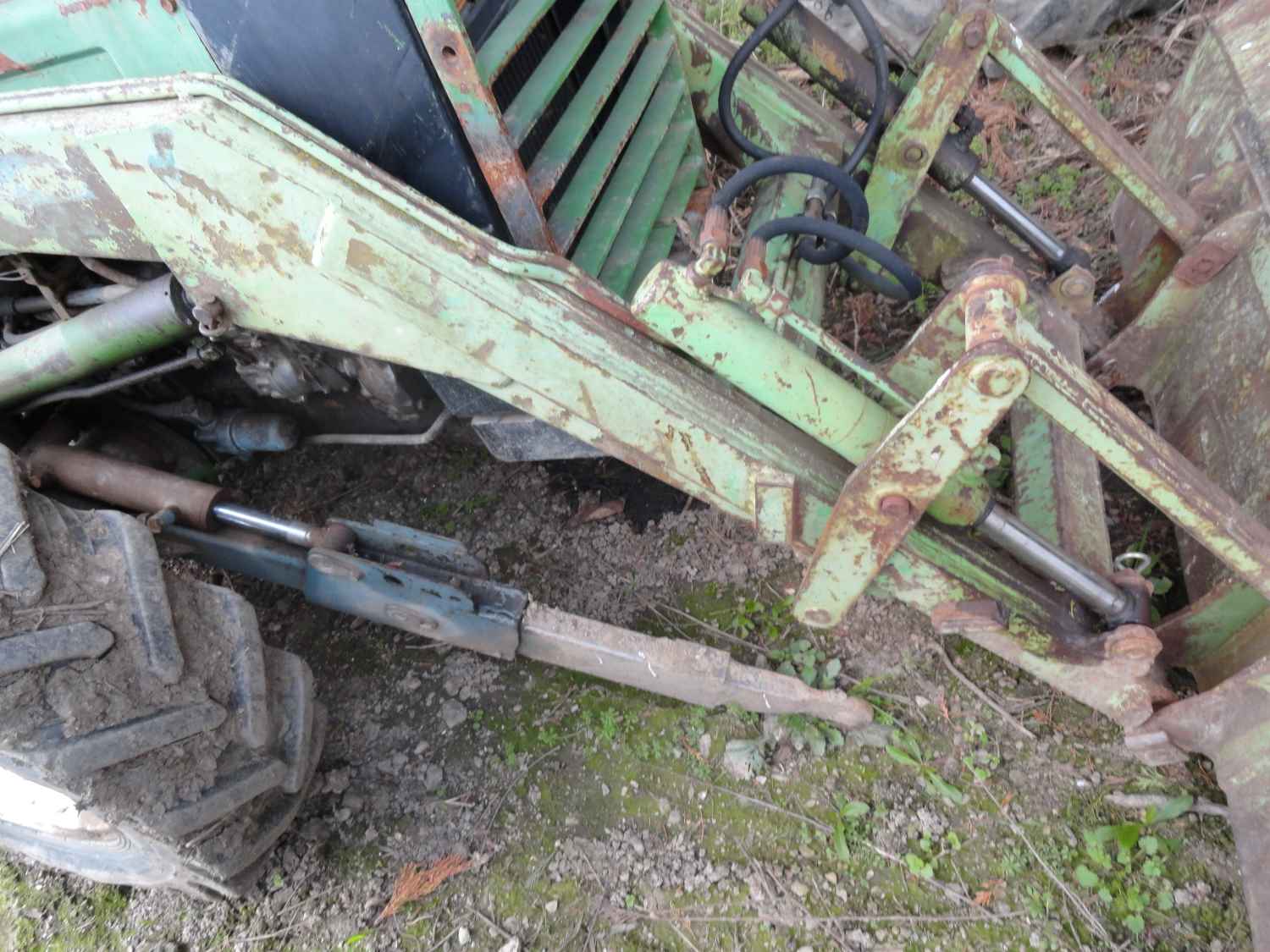 Lorsque l’on veut atteler les outils à l’avant du tracteur, on enlève le godet et on fixe le support d’outils sur les quatre bras de relevages hydrauliques.