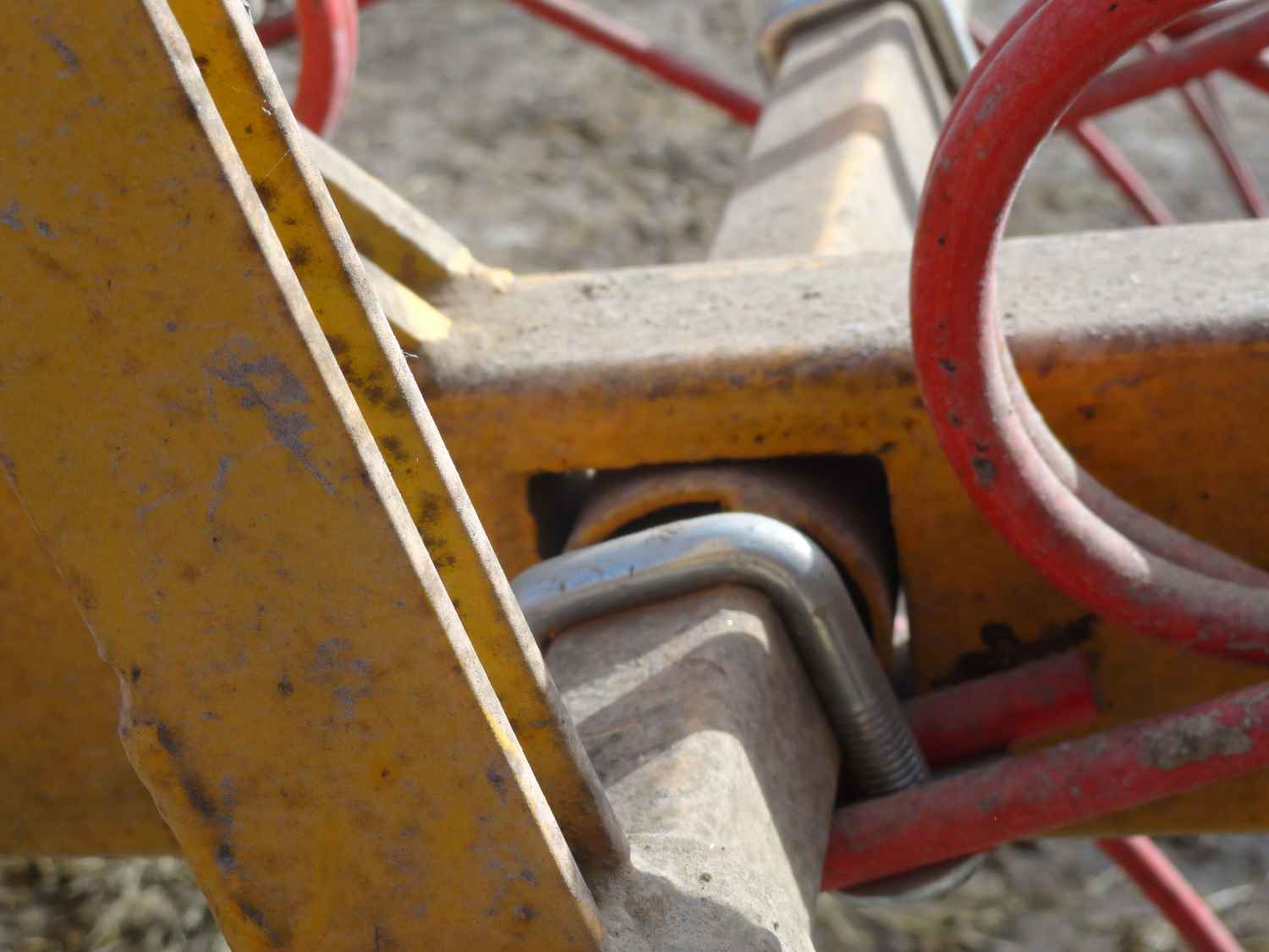 Afin de permettre à ses tubes carrés servant de support de dents de tourner librement dans le cadre, il y a soudé des tubes ronds d’un diamètre intérieur équivalent au tube carré.