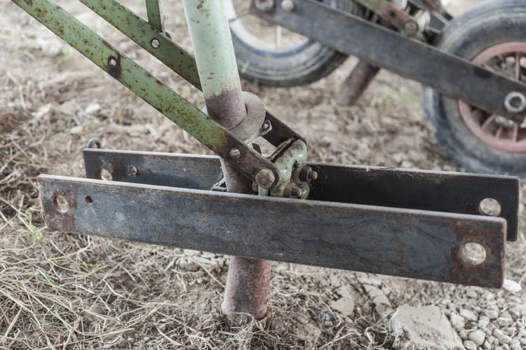 Porte roues et tube de guidage graines