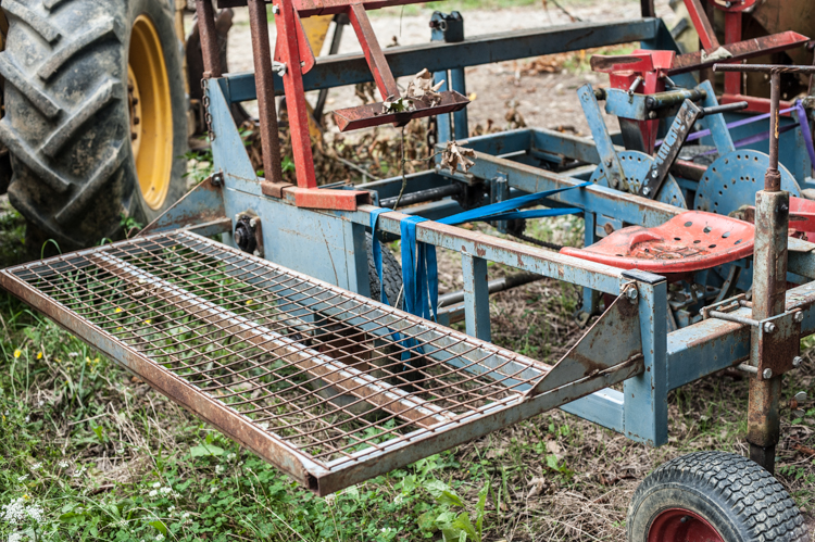 Auvents latéraux ( repliables) pour porter les caisses de plant.