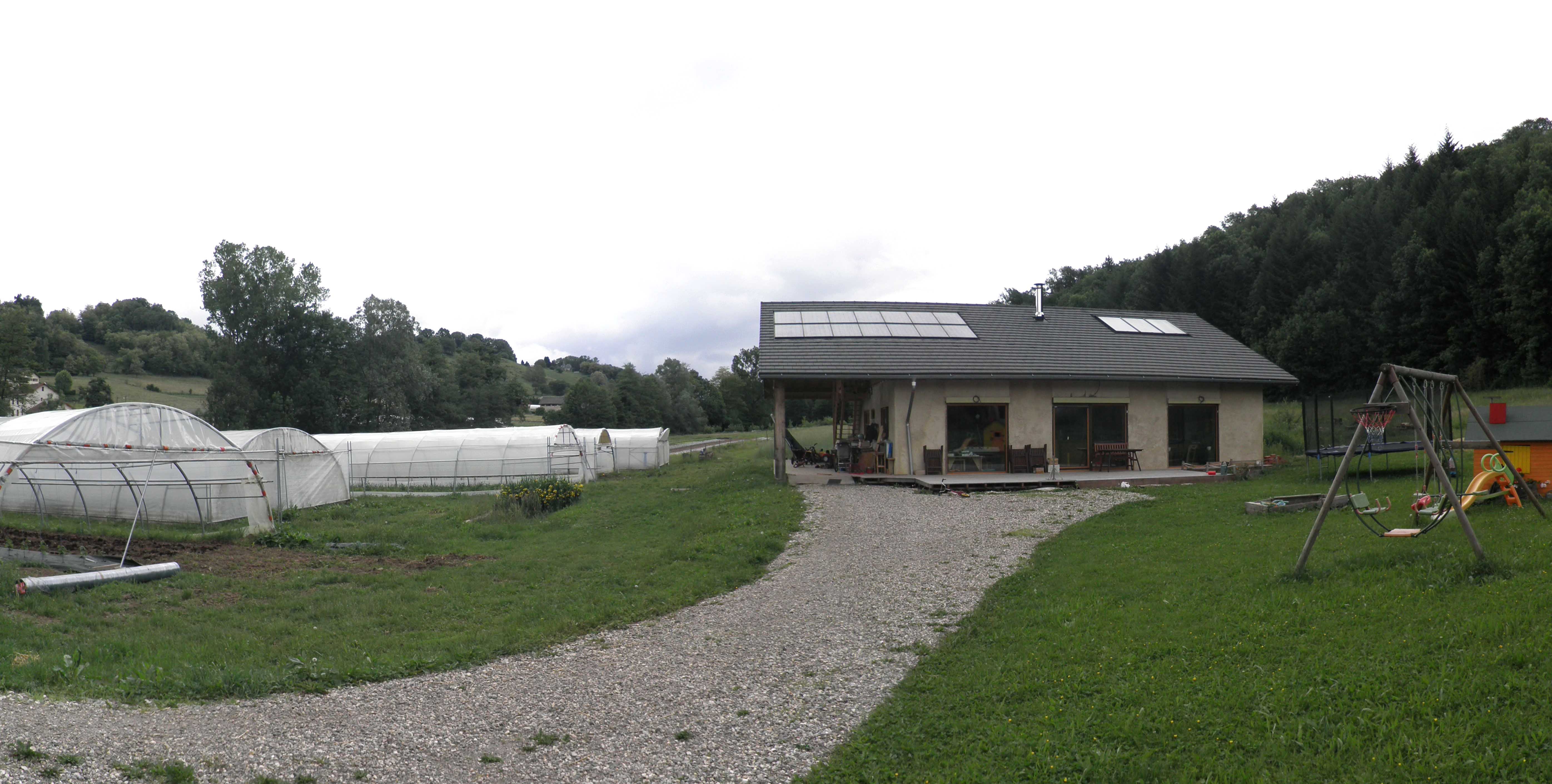 On aperçoit les panneaux photovoltaïques et les panneaux solaire thermique