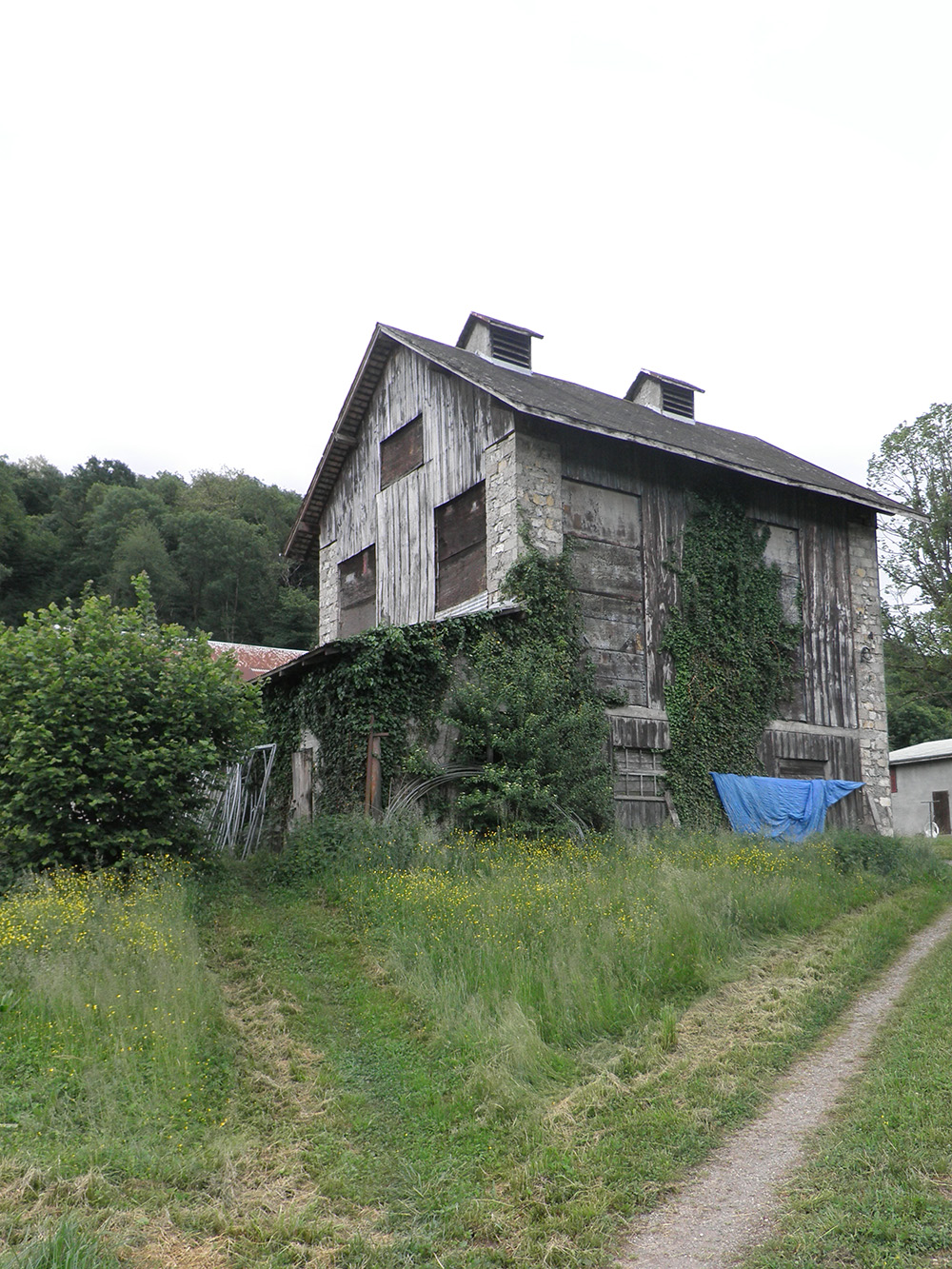 Un des deux bâtiments agricoles existant sur le terrain