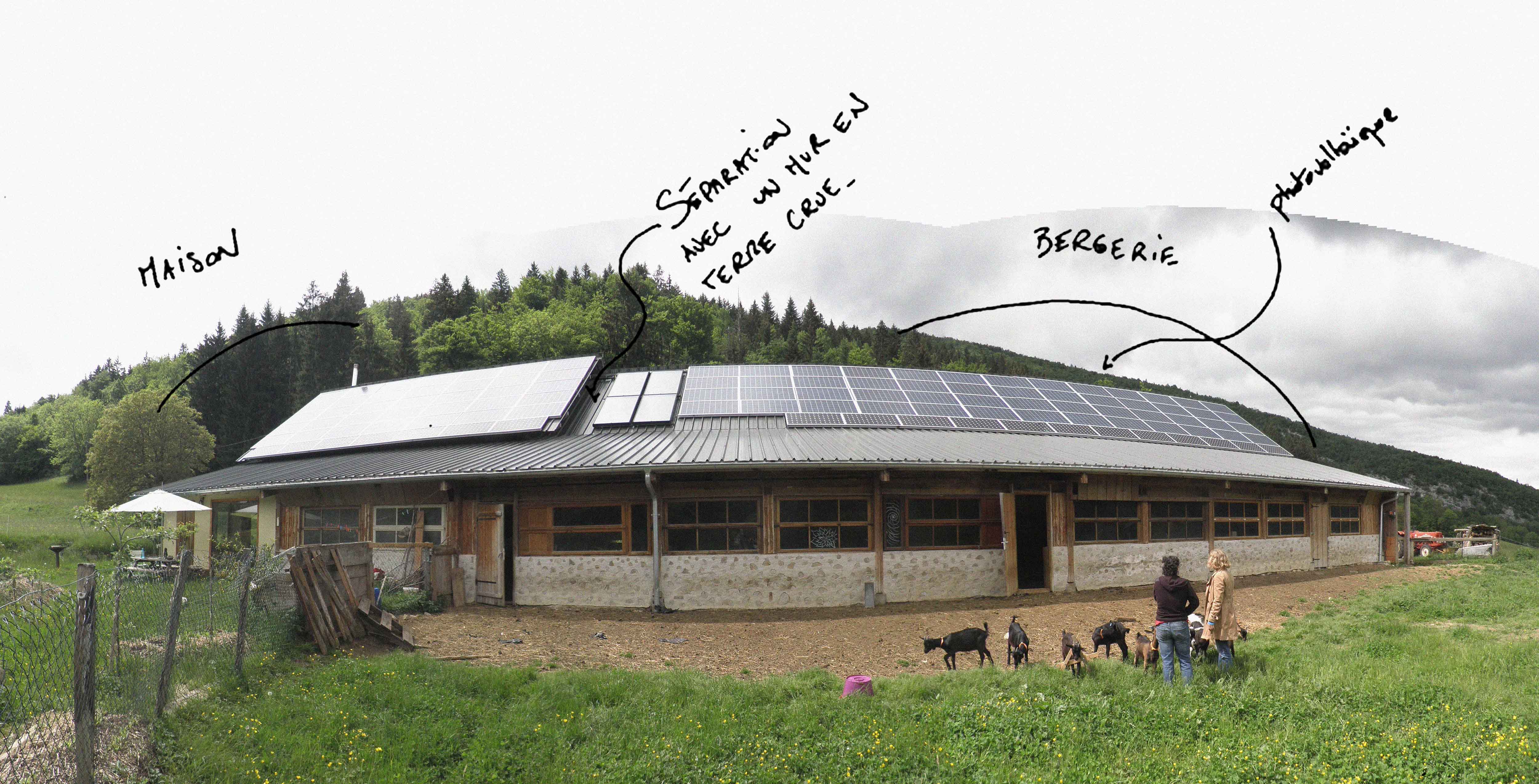 Façade est de la bergerie : on peut voir la toiture louée pour une installation photovoltaïque.