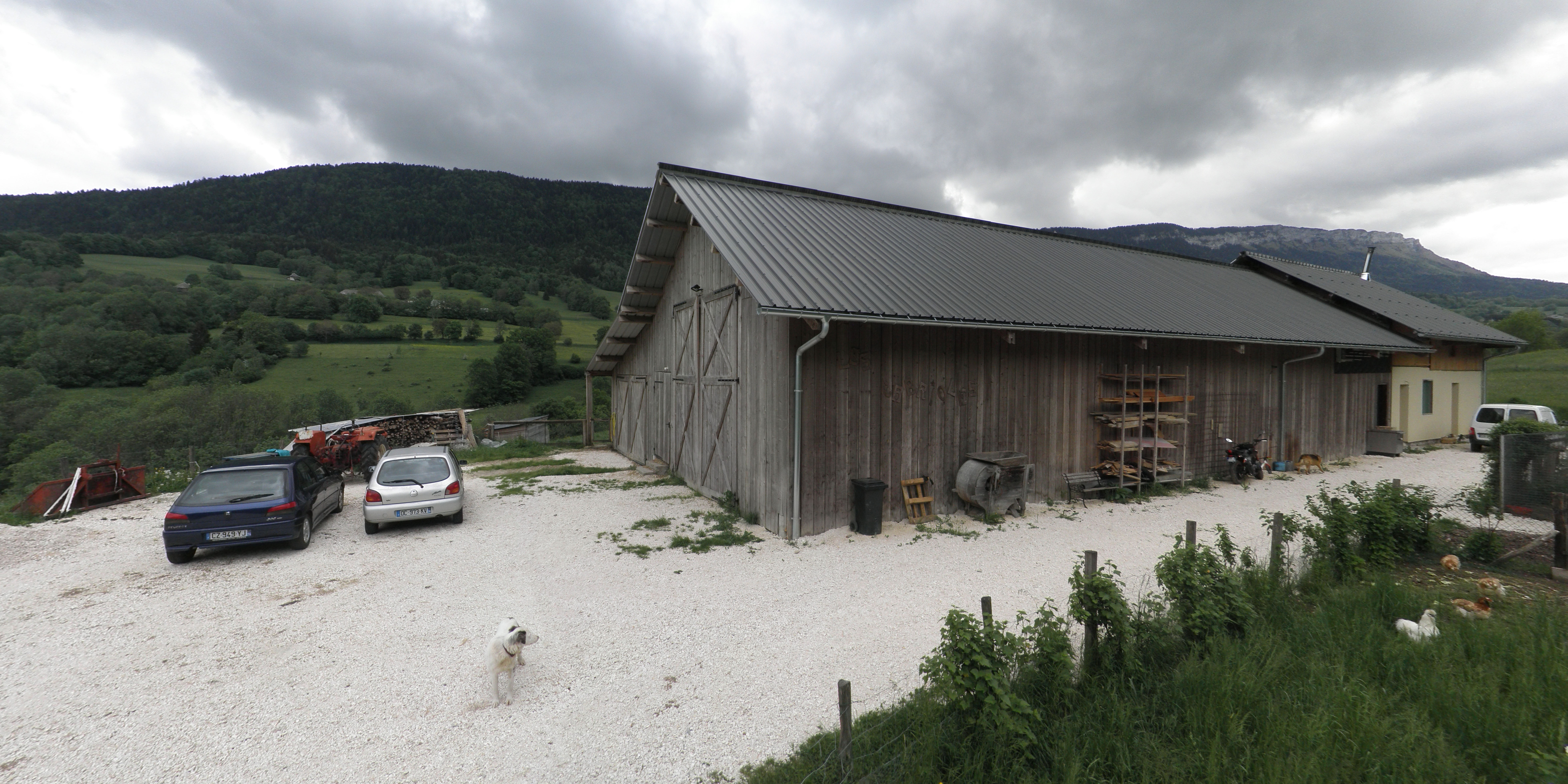 Bardage bois dans les angles nord et ouest de la bergerie.