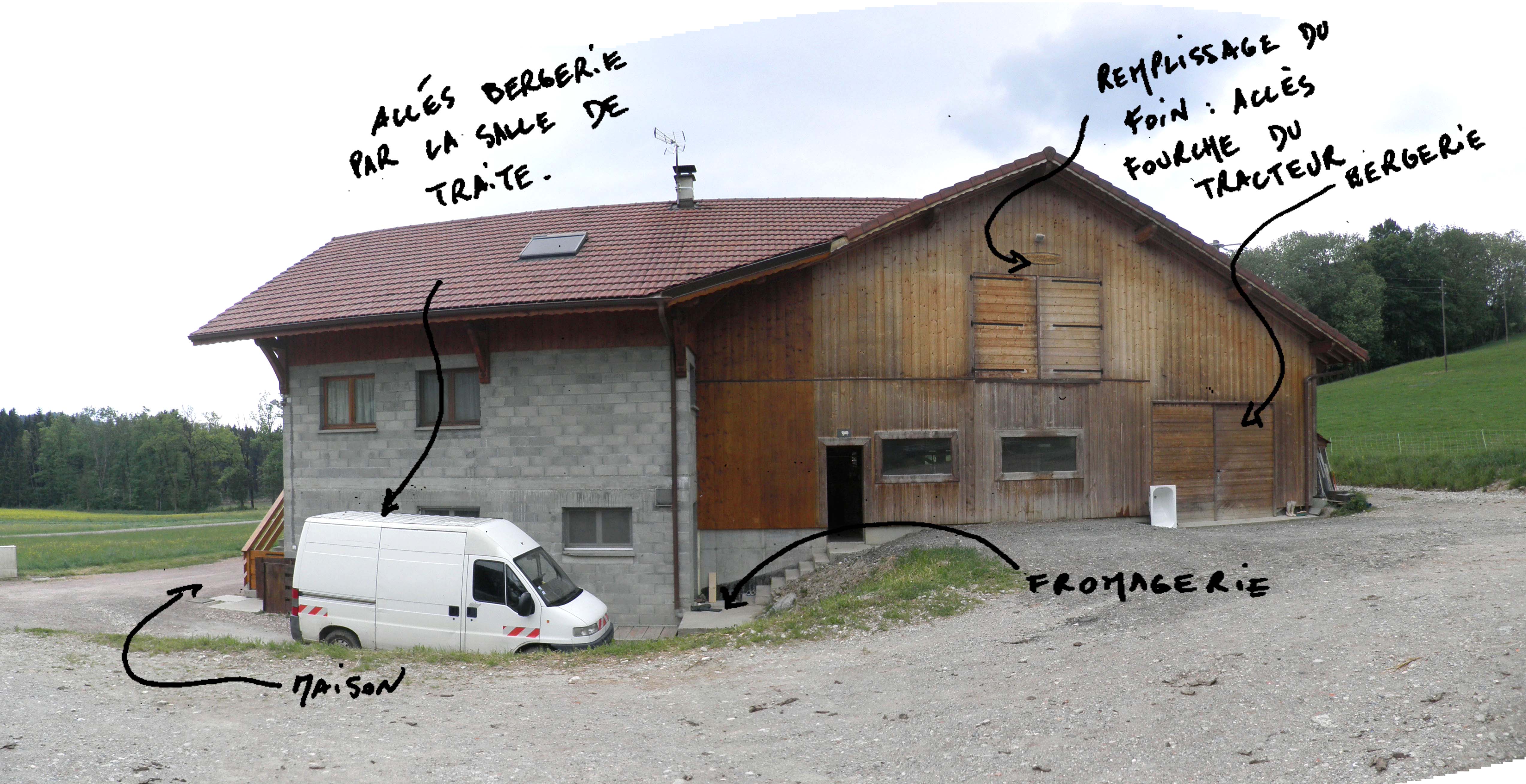 Vue de côté, la maison s'élance sur la gauche et la bergerie file le long du terrain sur la droite. Cette façade de la bergerie est dédiée aux accès techniques.