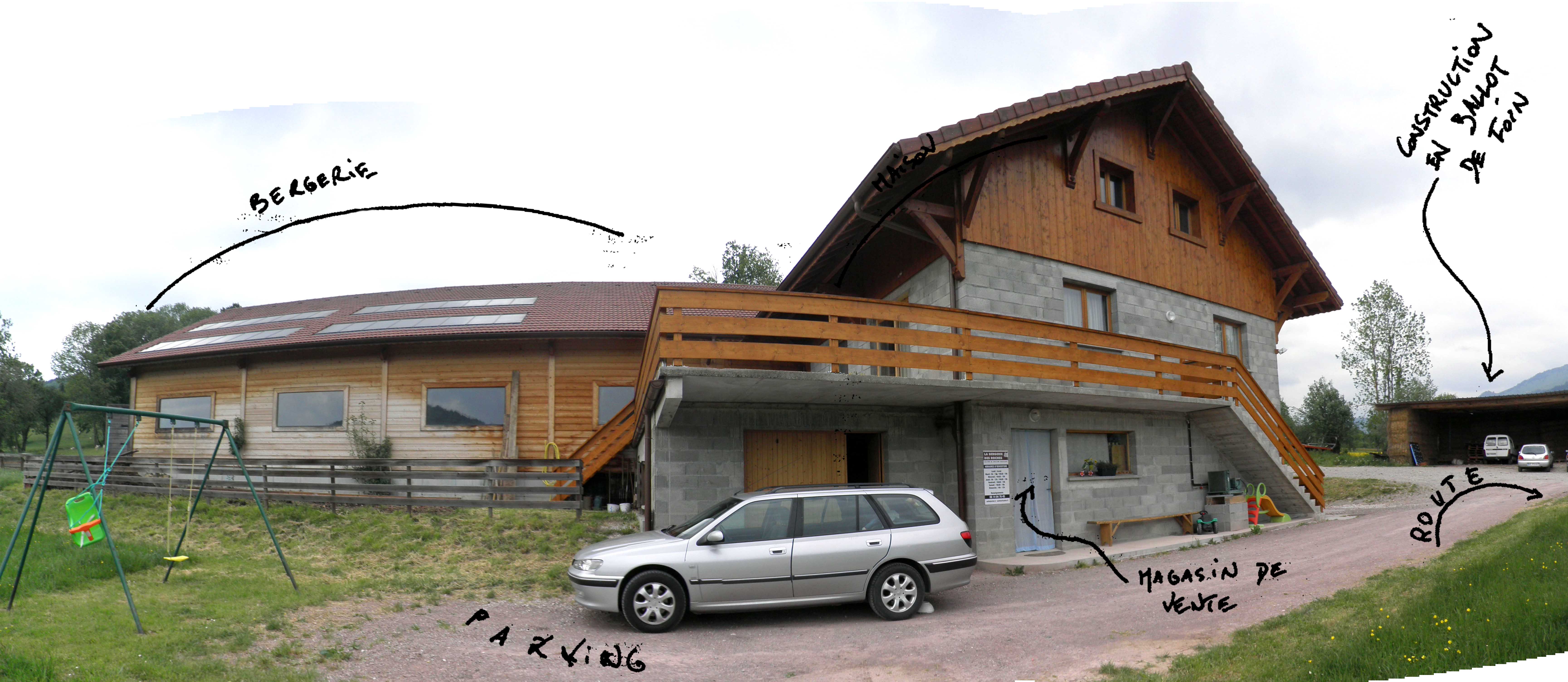 Nous nous situons au sud de la construction. Au premier plan, le parking puis la maison (1er avec terrasse). Au second plan, la bergerie qui profite tout autant de la lumière et la chaleur du sud.