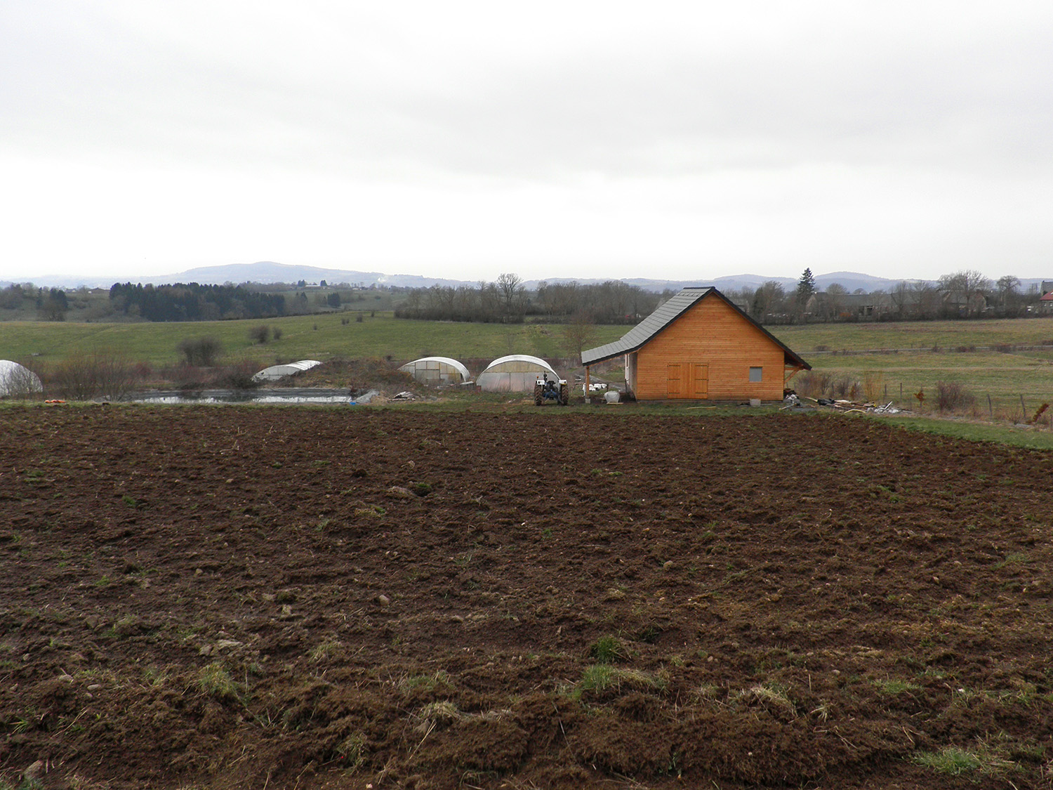 Vue depuis l'ouest : on perçoit la dépassée de toiture à droite (nord), et l'appentis côté gauche au sud