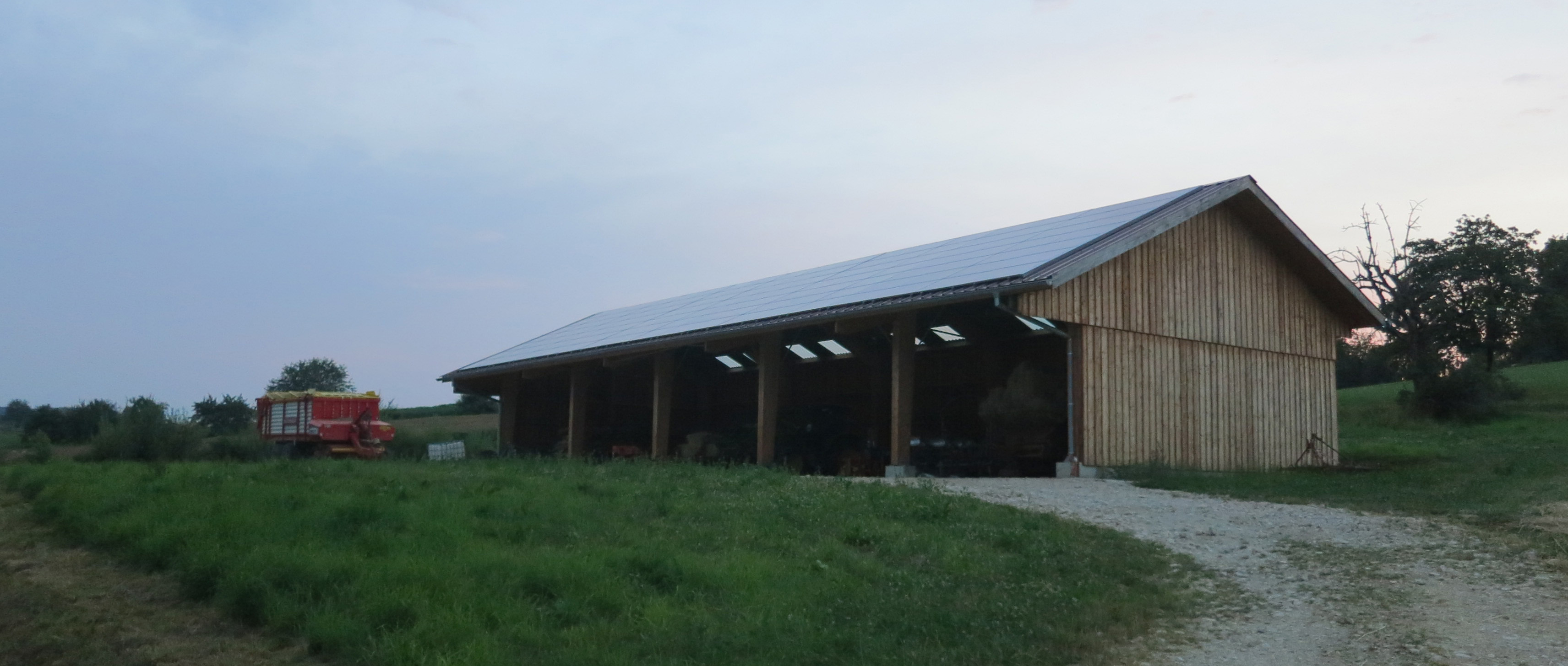 Le &quot;petit&quot; hangar à machines (300m2), un peu plus haut sur la pente au Nord-Ouest du bâtiment d'élevage. Lui aussi a son lot de panneaux solaires.