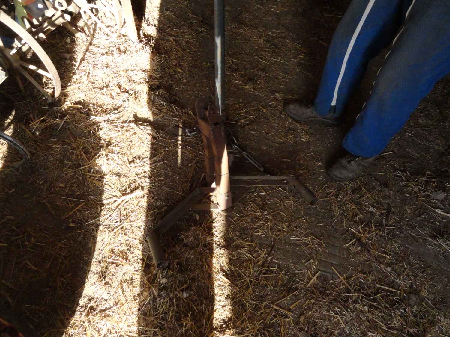 Système d'attelage reliant son cadre porte-outil à son brancard passe-partout