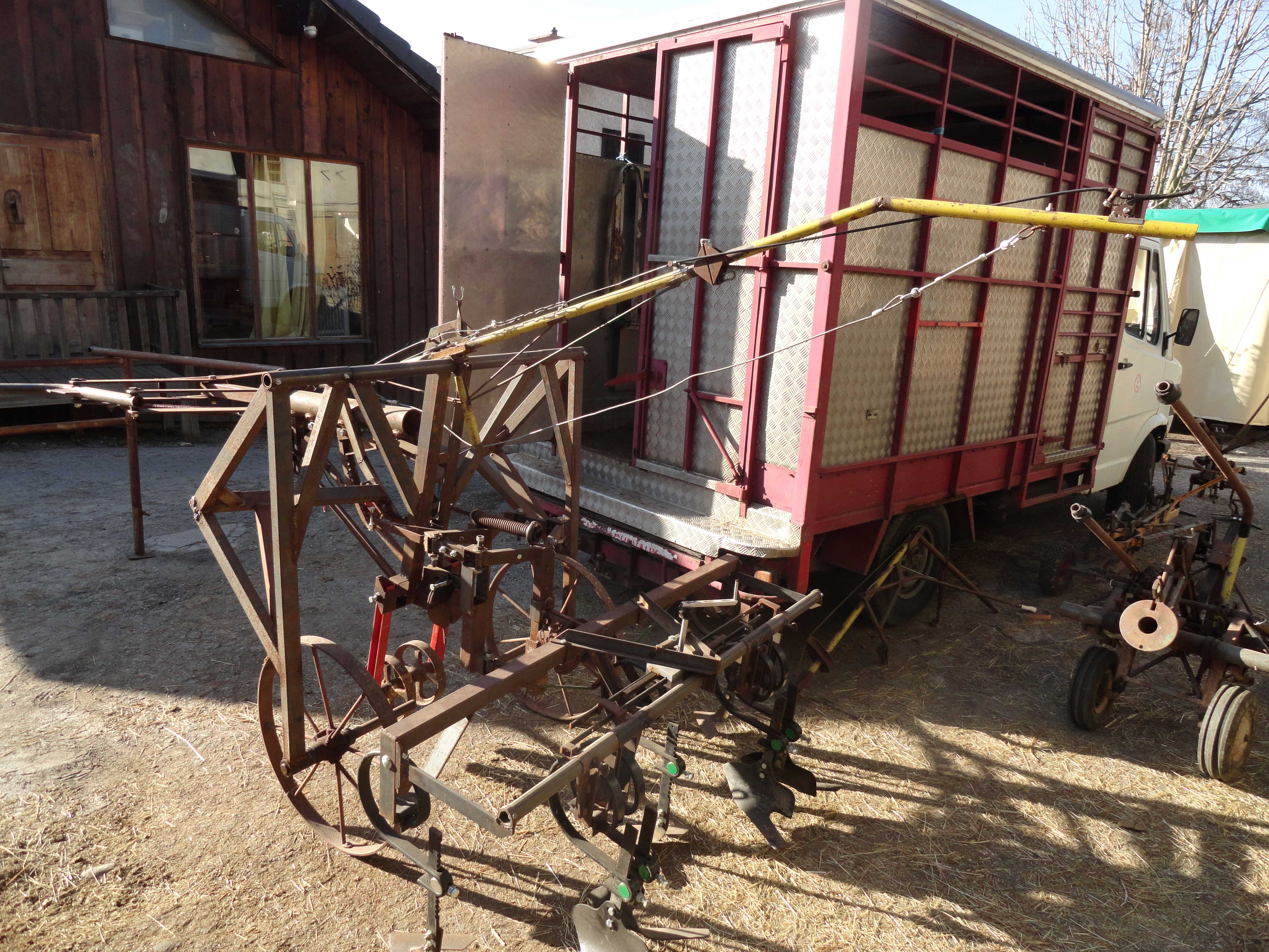 La bineuse attelée à un des porte-outils de Pierre Gallet