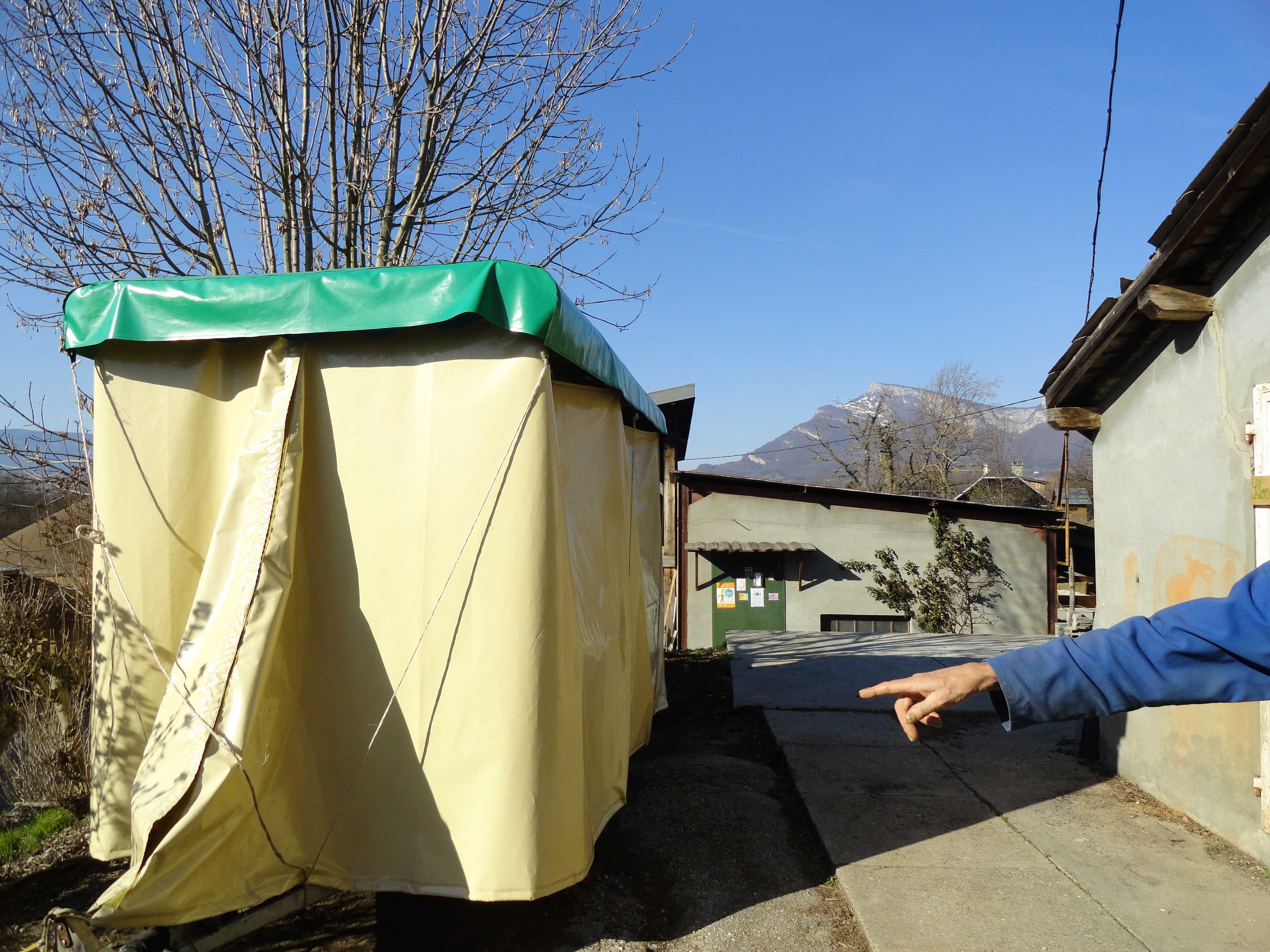 La caravane est ici sous sa bâche de protection. Monté d'origine sur une remorque (ben oui, c'est une caravane!) cela permet d'utiliser un attelage en boule classique.