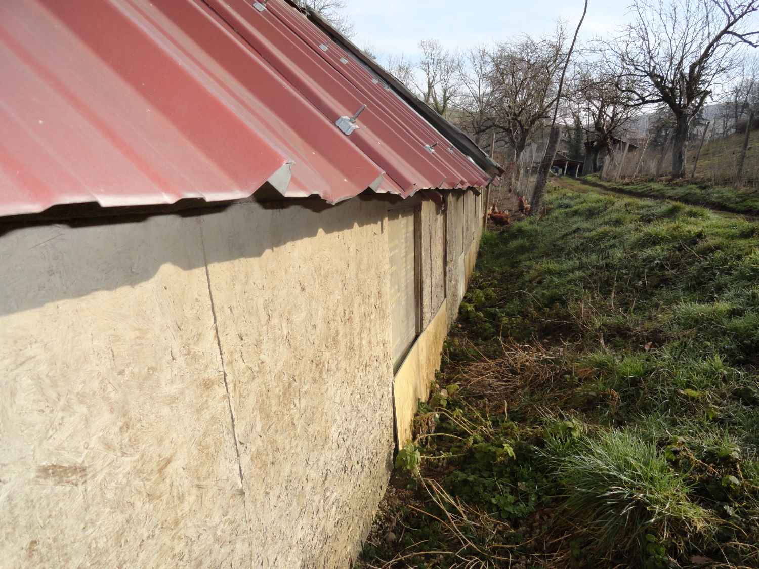 Les murs sont en OSB. Matériau peu cher, léger et isolant mais peu résistant.