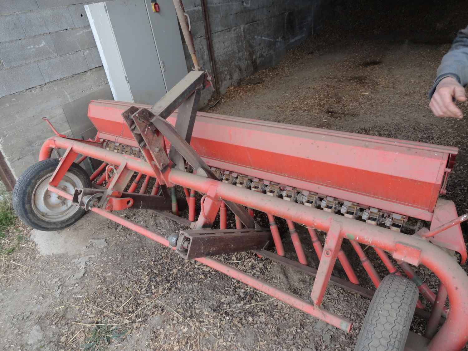 Le semoir destiné à être installé à l’avant du tracteur. Il sert à semer les légumineuses en pluie.