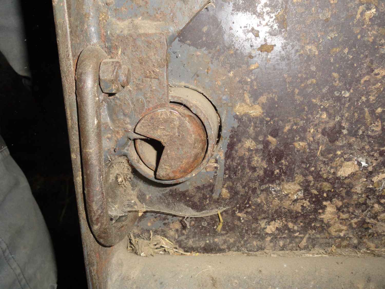 Il s’agit d’un bout de tube fermé dans lequel a été fait une encoche. Du côté montant de la porte, il suffit de souder un fer plat et le tour est joué.
