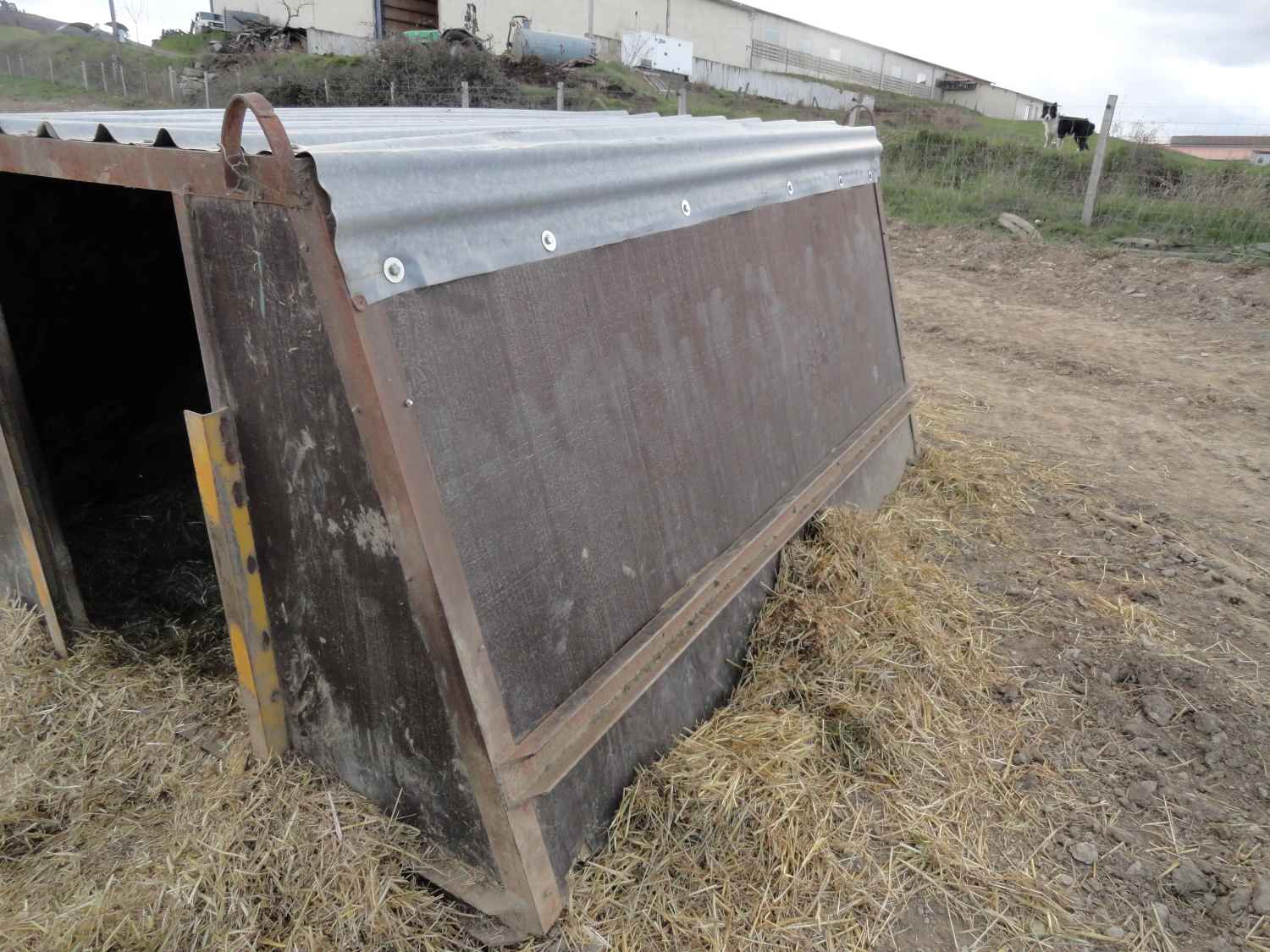 Les cabanes à cochons du GAEC des Pâquerettes sont solides et rigides grâce au cadre en métal fabriqué par Olivier, auquel sont arrimés des crochets, permettant un transport aisé via un Manitou (dont il a également bricolé un attelage trois points (http://forum.latelierpaysan.org/systemes-attelages-pour-manitou-t4160.html) (et oui, de la pub, même dans les légendes!).