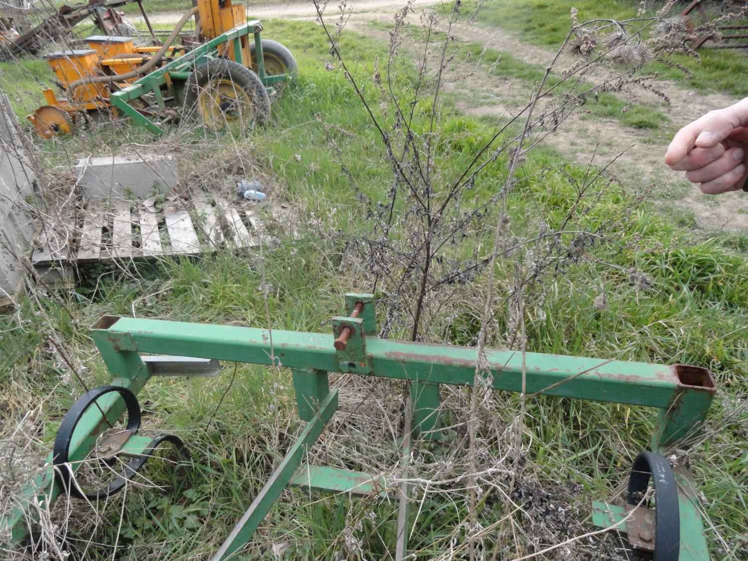 Système de fixation arrière: la tige filetée enjambe le tube du cadre arrière