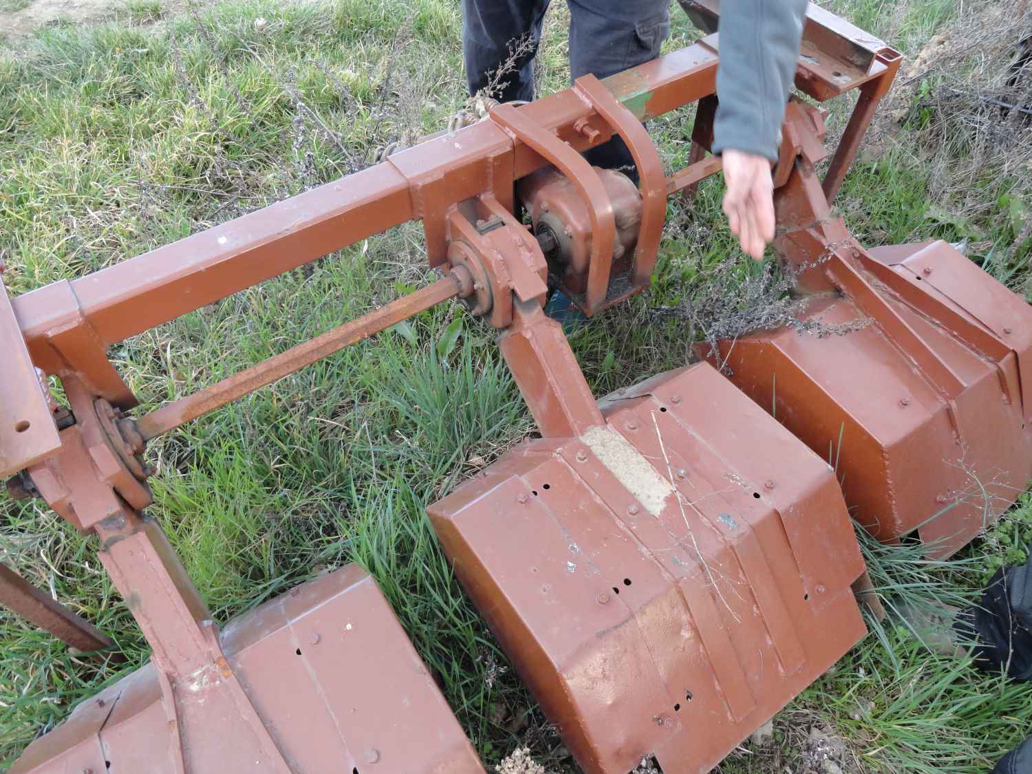 L'espacement des fraises est étudié pour passer au plus près des cultures sans les abîmer, grâce aux caches sur les côtés. Elle est également guidable via un opérateur monté sur le porte-outil!