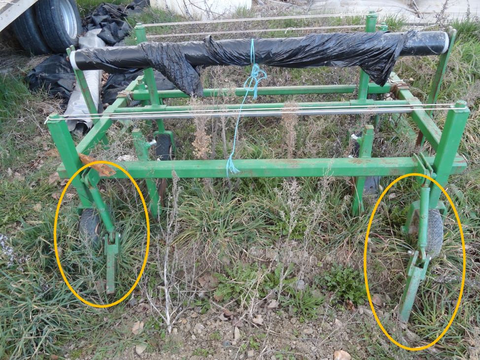 le système d’accroche de la dérouleuse à l’empierreuse : des tubes carrés s’emboitent dans ceux de l’empierreuse et sont fixés via des boulons.