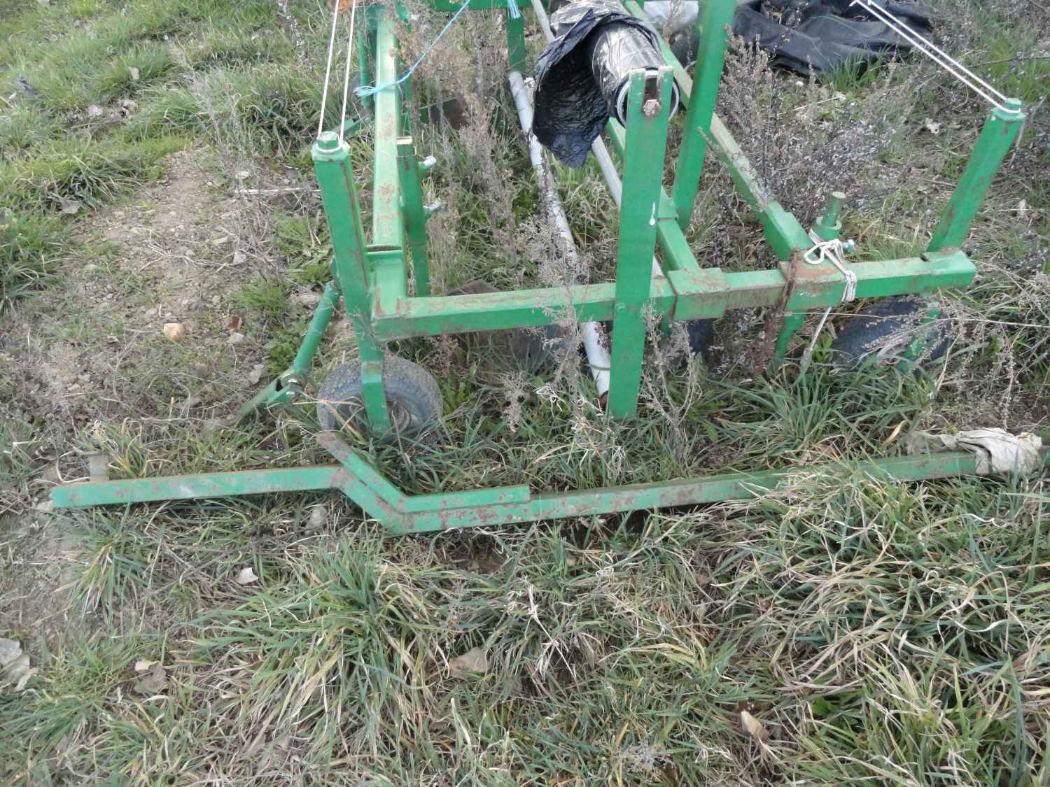 Afin de soulever la dérouleuse lors du transport, on utilise la barre verte qui se prend dans une chaine (il en a une de chaque côté).