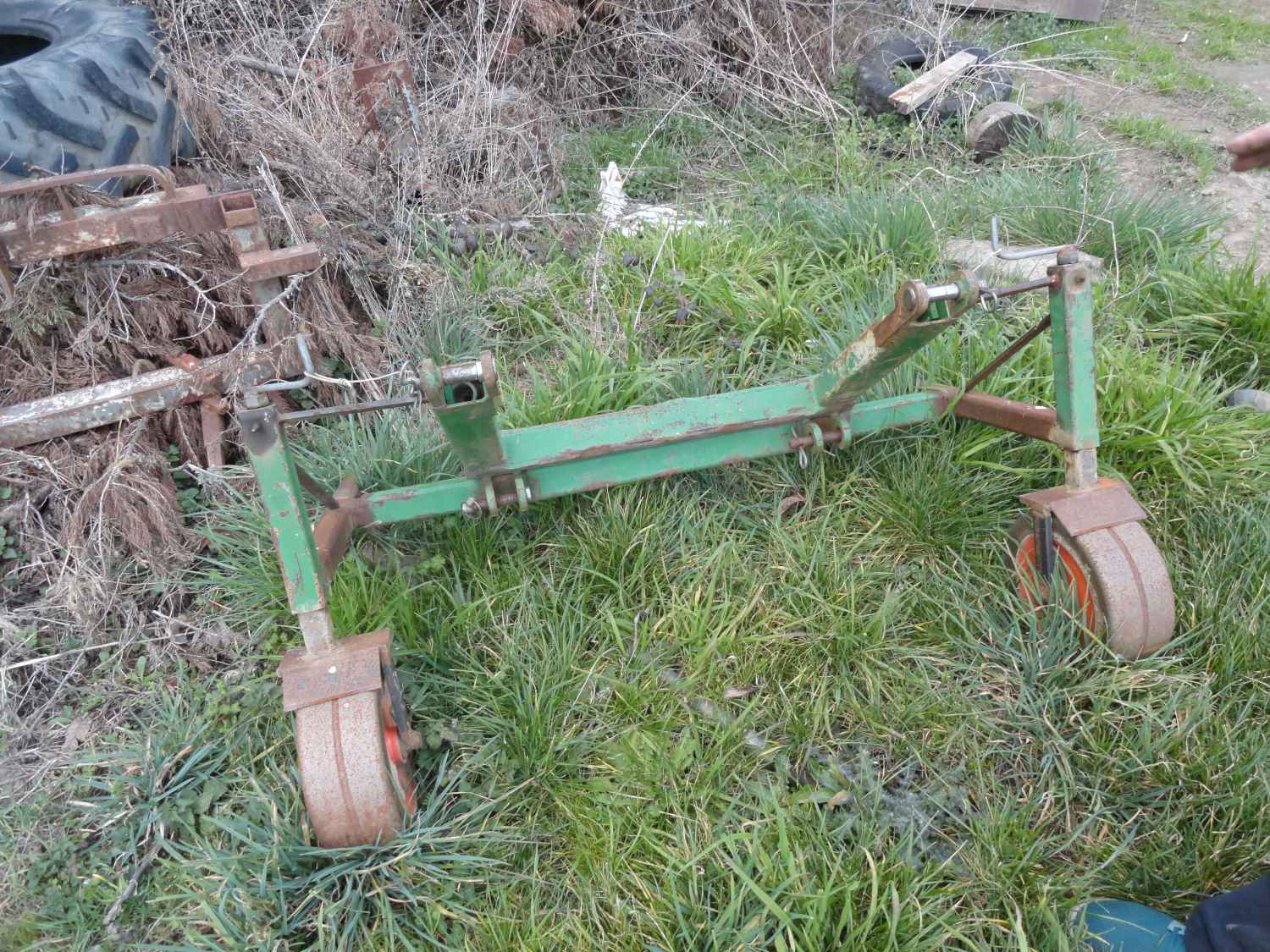 Le support d’outils se fixe sur les bras à l’avant du tracteur. Les roues de terrages et les quatre bras de relevage permettent à l’outil d’être positionné correctement en position de travail.