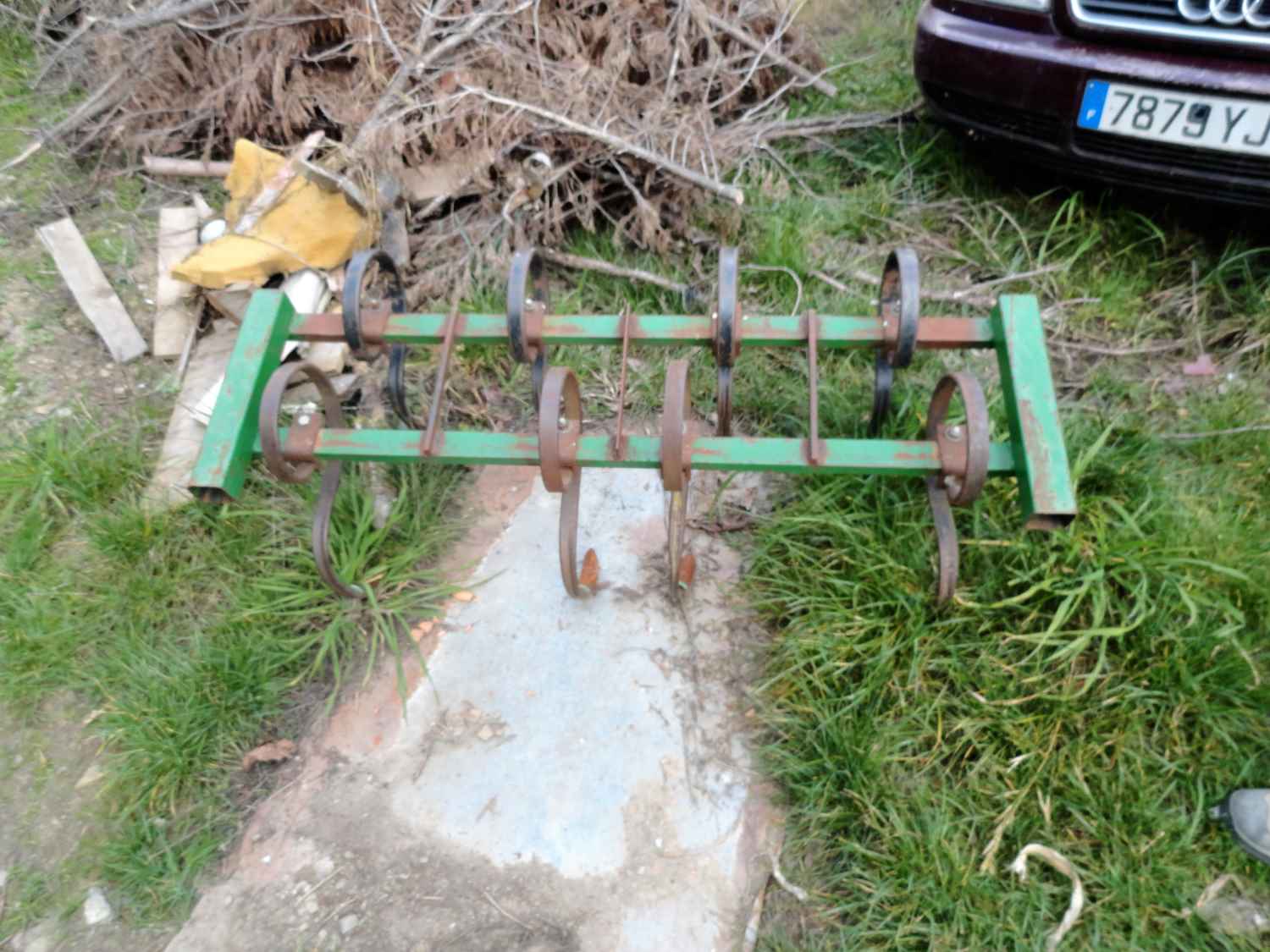 La bineuse se fixe à l’avant du support d’outils simplement en l’enfilant dans les tubes carrés. Les dents sont réglées pour biner la majorité des cultures sur deux rangs.