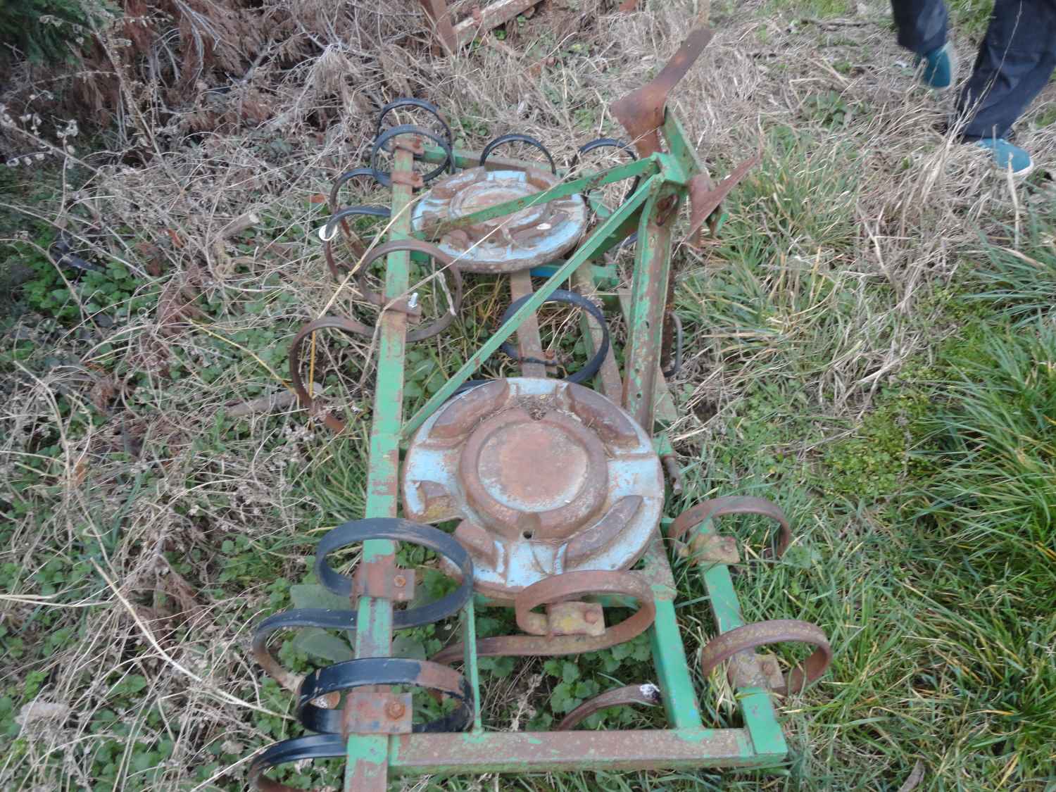 A l’arrière, est fixé un outil disposant de dents vibrantes permettant de travailler les passages de roues du tracteur.