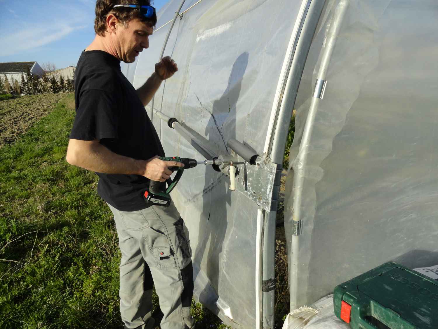 On emboite la visseuse avec son embout spécifique et on appuie sur la gâchette.