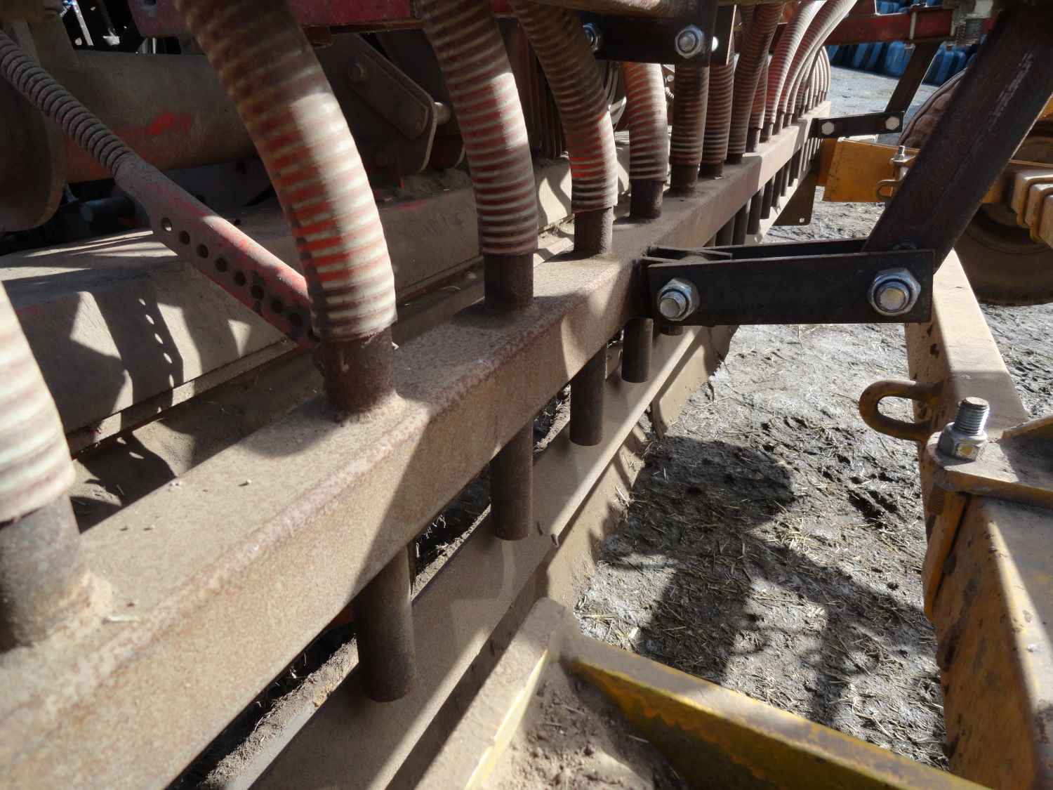 Les graines viennent « s’éclater » sur le fer plat afin d’être réparties de manière homogène sur la prairie.