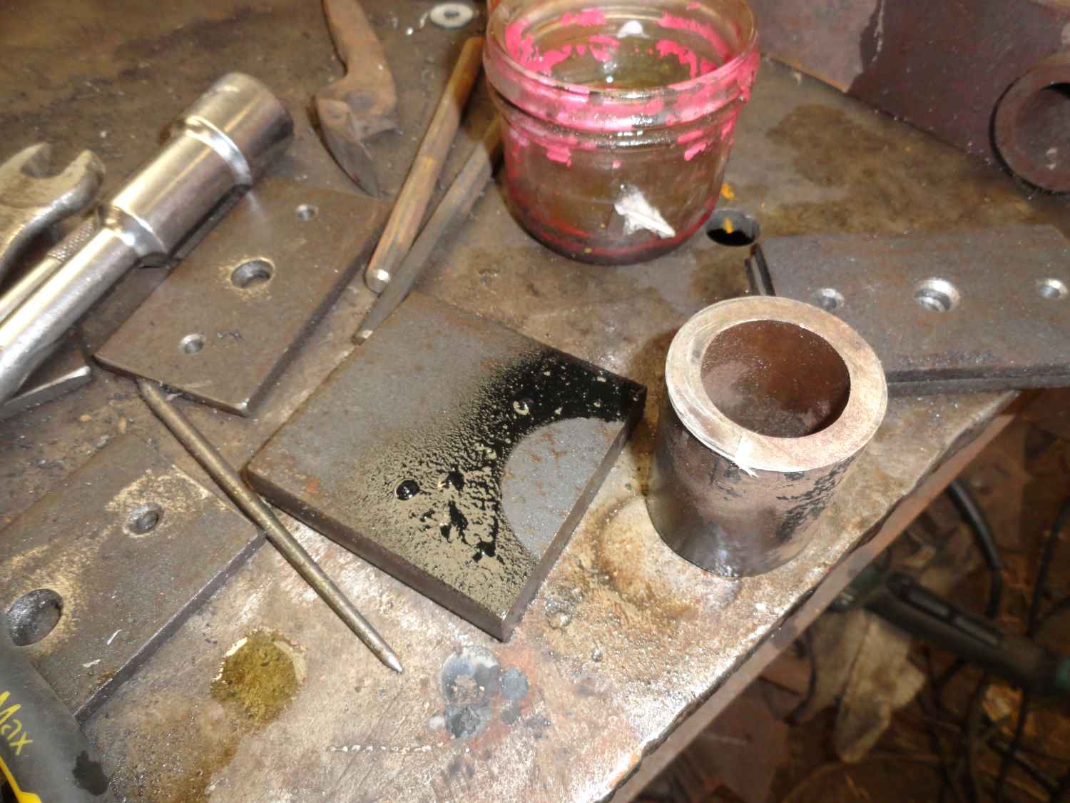 On calque la forme de l’axe et on peint le reste à la bombe. Ensuite, avec une disqueuse, on enlèvera la partie de la pièce non peinte. Si on a besoin de plusieurs pièces exactement les mêmes, il suffit des les pointer entre-elles afin qu’elles ne bougent pas lors de la découpe.