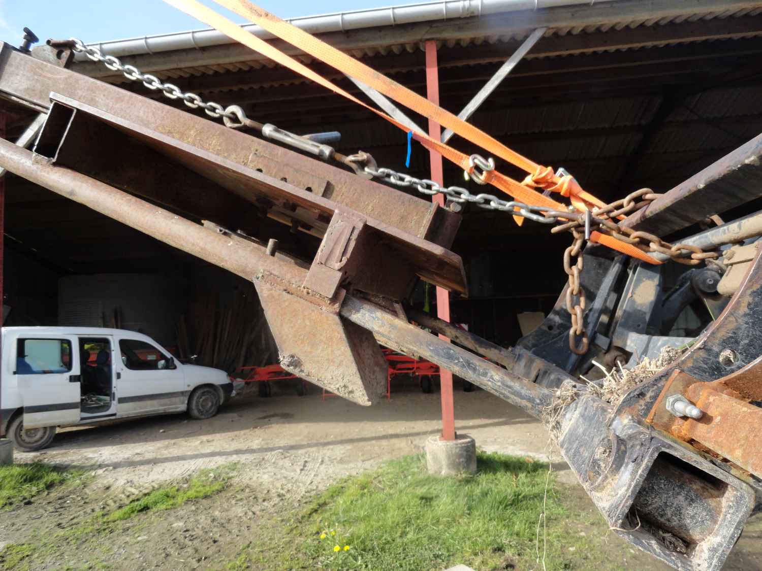 Pierre avait prévu un système d’haubanage sur base d’une chaine, mais à cause des mouvements de balanciers ressentis sur la nacelle et dus à son fort déport, il a été jugé utile de rajouter un hauban supplémentaire. Sur la photo, on remarque que le support de nacelle ne rentre pas jusqu’au bout des piques-balles.