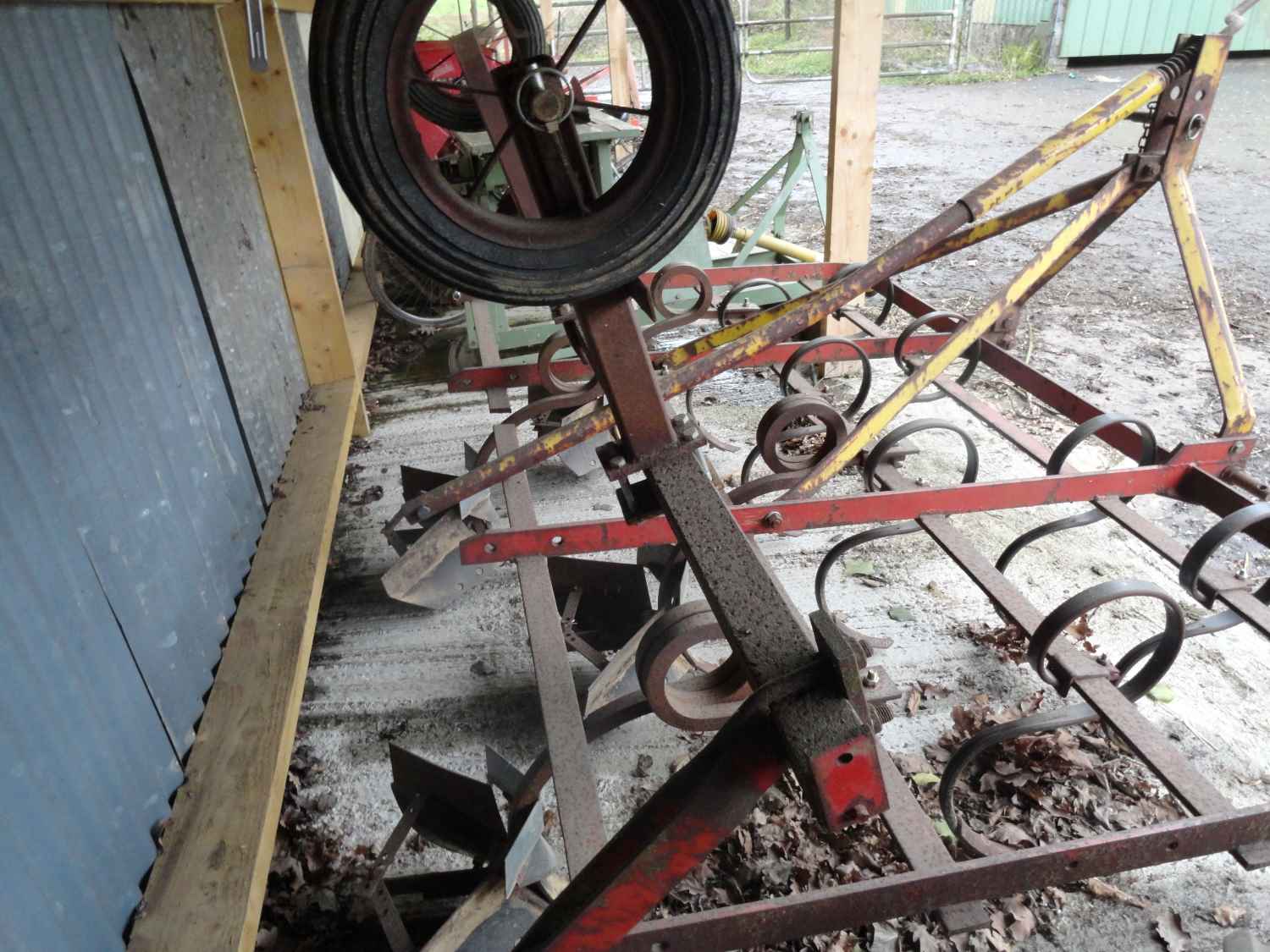 Des stabilisateurs (roues) ont été ajoutés à l’arrière. Ils suivent le creux de la butte, juste derrière le passage des socs butteurs.