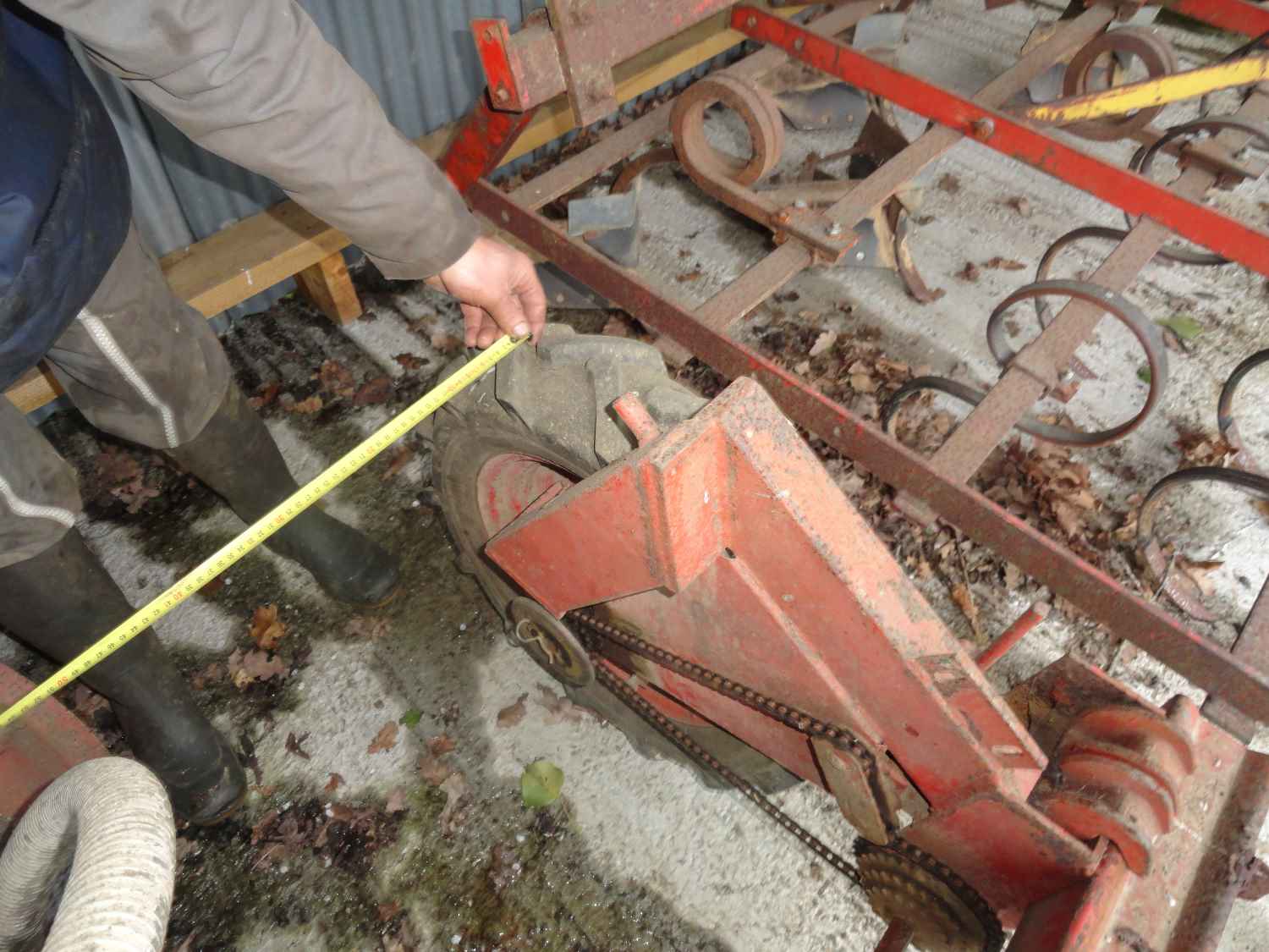 Détail d’une roue d’entrainement. D’un côté, la roue se trouve à 25cm de la trémie, tandis que de l’autre, elle est déportée à 75cm afin de laisser de la place pour l’entrainement du disque distributeur.