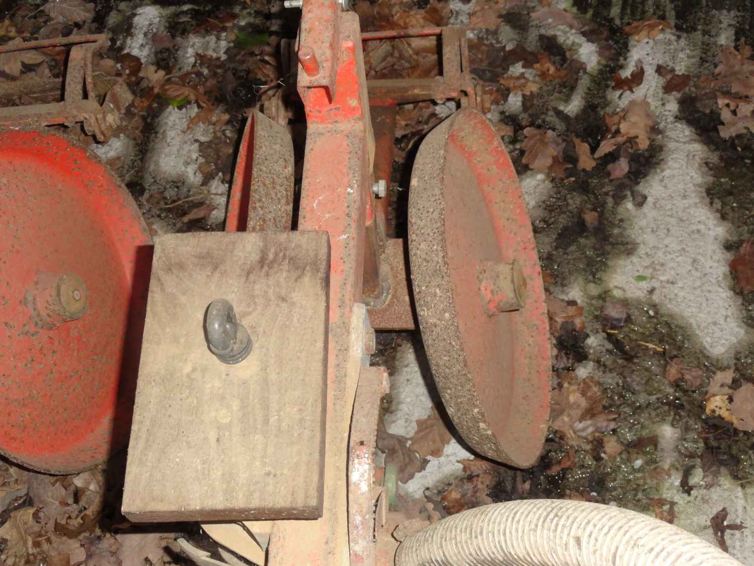 L’orientation des roues plombeuse a été inversée afin qu’elles s’adaptent aux buttes, tandis que le carter a été enlevé.