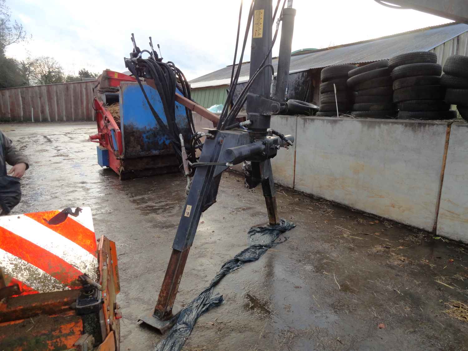 Le poste de commande est posé sur des pieds. Cela permet de venir s’y atteler avec le tracteur à la bonne hauteur.