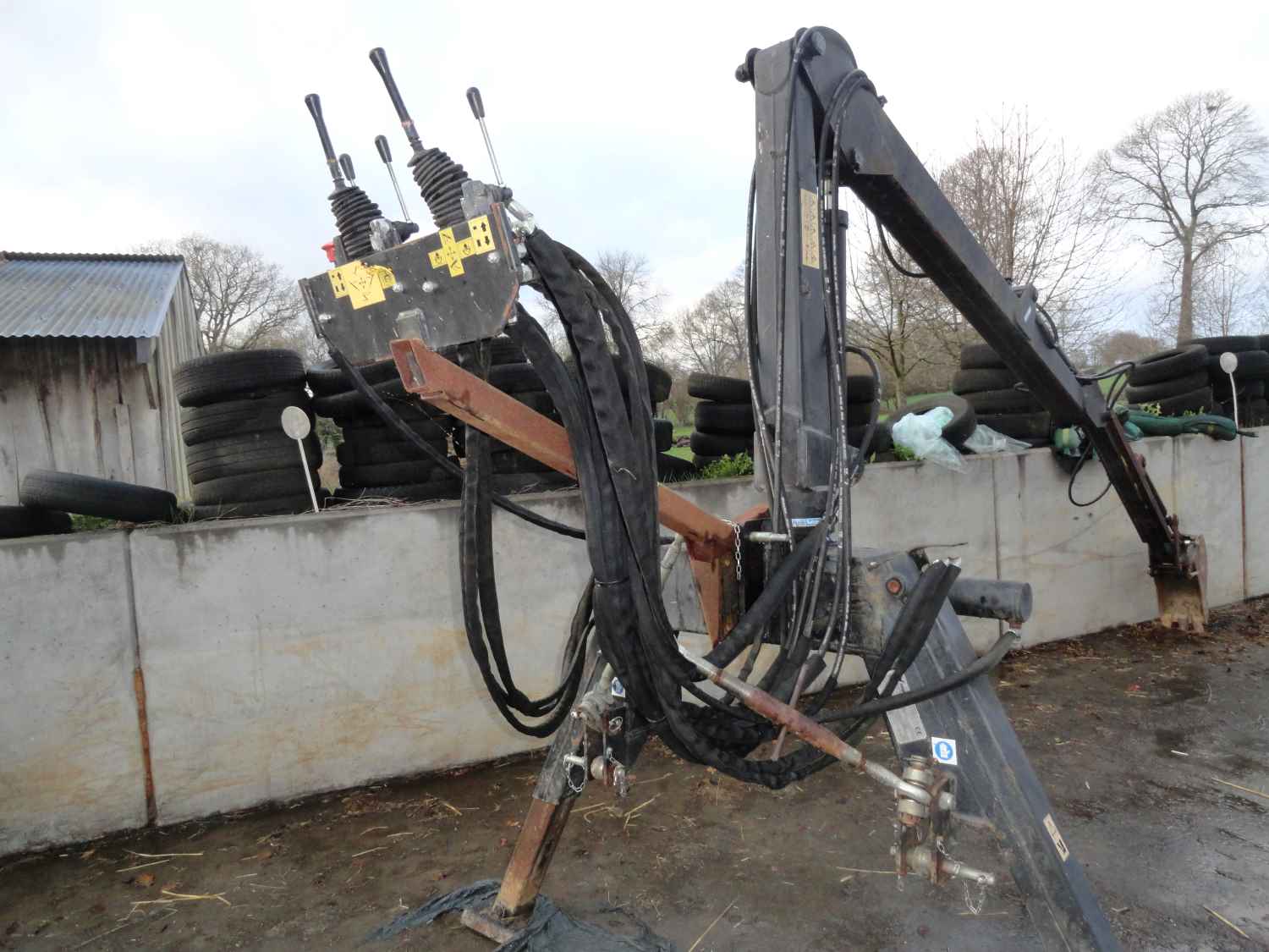 Gaëtan a également ajouté une rallonge de support pour les commandes. Elles sont disposées de telle manière à ce qu’il suffise de retourner le siège du tracteur à 180° pour qu’elles soient directement accessibles par le conducteur.