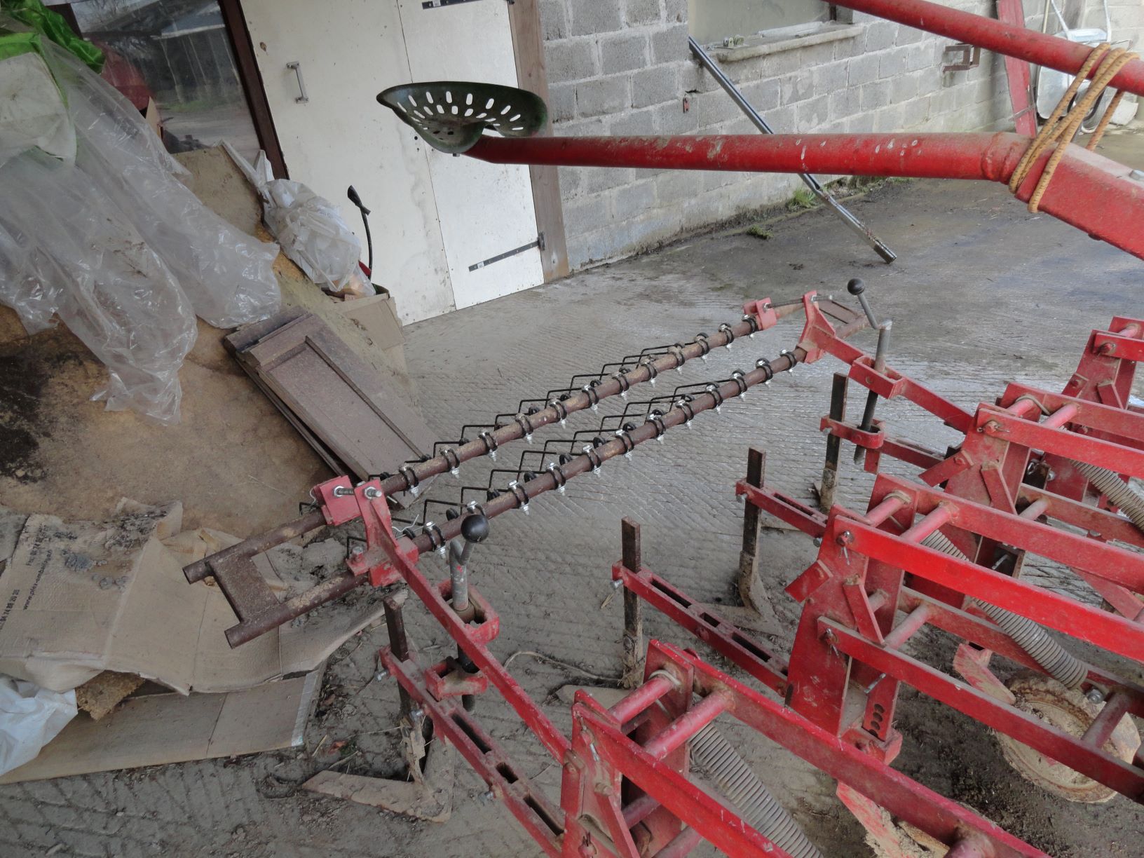 La herse est le seul défaut de cette machine : afin de limiter la longueur, Antoine a supprimé deux des rangs de la herse de base mais conservé toutes les dents afin de tenter d’en conserver son effet. Ce qui la rend très sensible au bourrage.