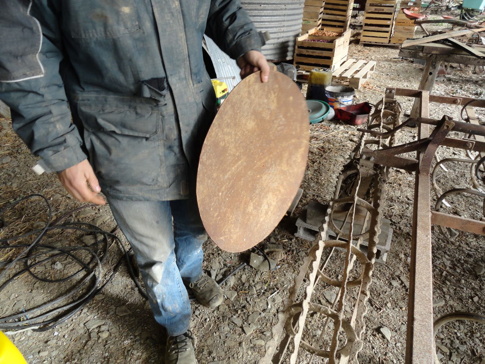 Il s’agit du guide utilisé pour fabriquer les cerclages du tonneau. Les fers ronds utilisés à cette fin ont été tordus manuellement, puis pointés au fur et à mesure sur le guide pour leur donner la bonne forme. Il faudra ensuite disquer les points de soudure une fois que le cerclage est réalisé