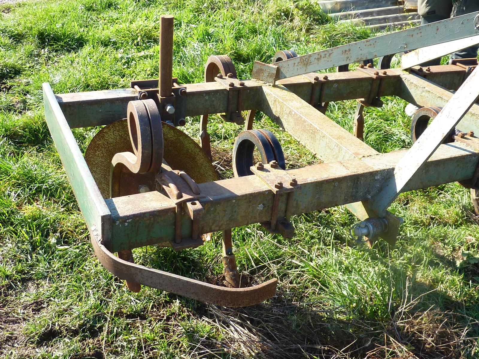 Fixation des dents de cultivateurs à différentes hauteurs + déflecteurs