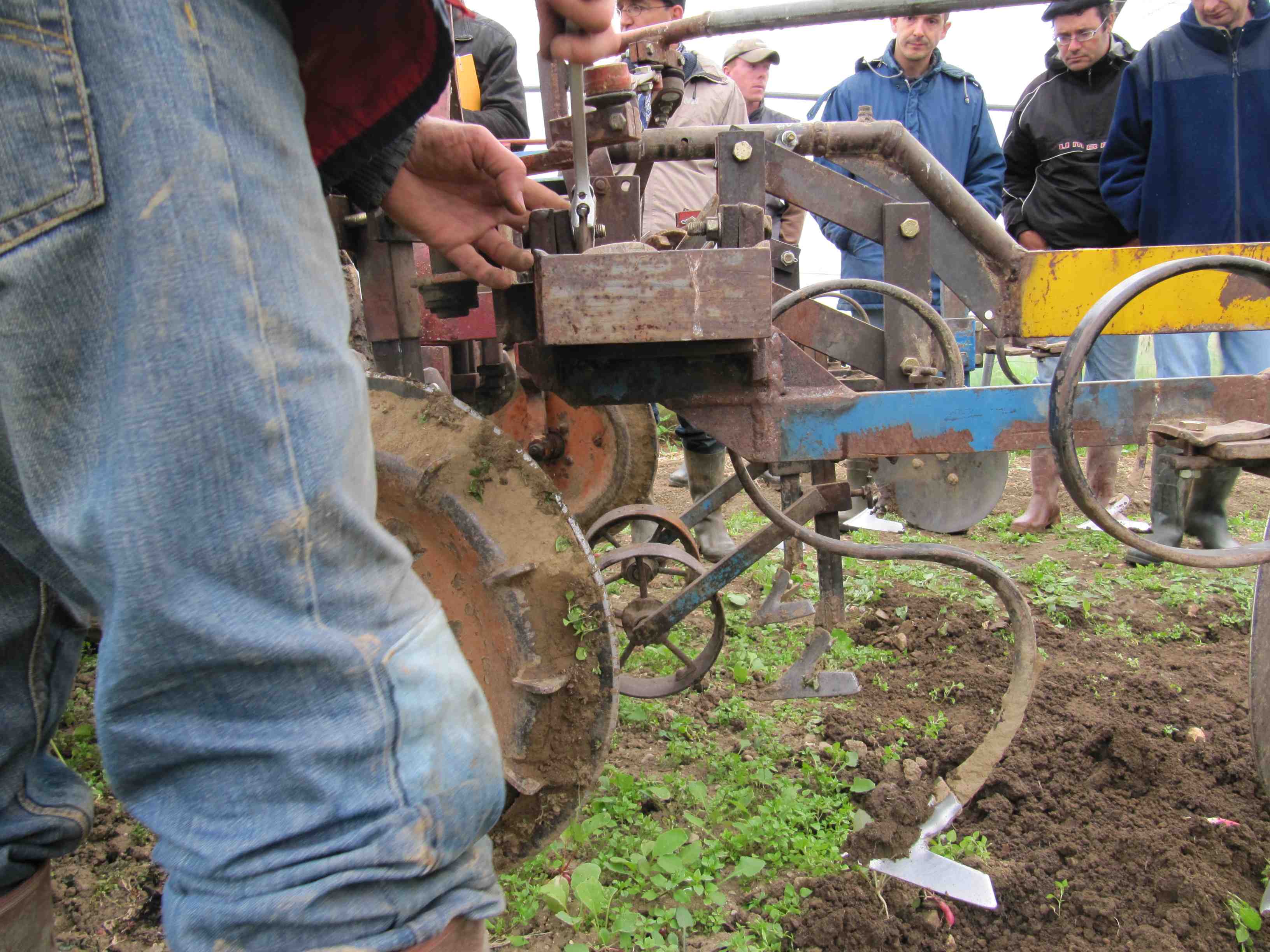 Roues terrage des dents pour ajuster la profondeur de travail.jpg